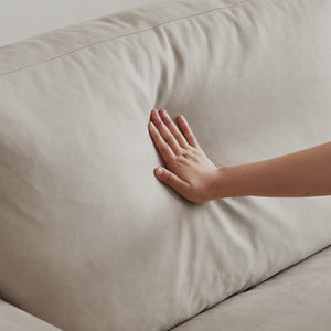 背面にはウレタンフォームとフェザーを使用し、程よく硬さを残しつつ優しいタッチに仕上げました。 #SILT21 スノーホワイト（シルキーレザーテックス）