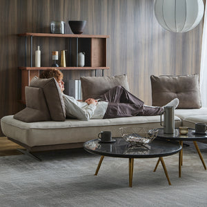 クッション下部に重りと滑り止めが付いており、体をしっかりと支えます。※ずれにくい仕様ですが多少動くことがございます。 #PLT111 プラチナグレー（プライムレザーテックス） #ロータイプ