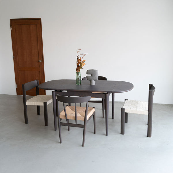 天板を引き出して持ち上げるだけのシンプルな伸長機構。日常の食卓から来客時まで、ワンタッチでサイズ調整が可能です。 #オーク #幅100cm