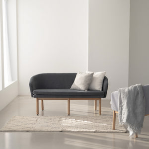 座面は少し広めに設計されており、食卓でゆったりとくつろぐことができます。 #シェードグレー