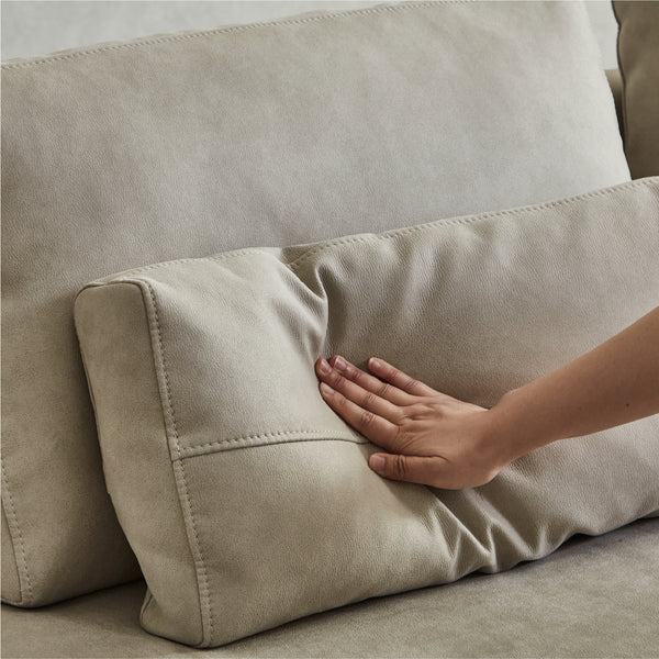 大きさの異なる背面のクッションは、スモールフェザーをふんだんに使い、快適な座りをサポートします。 #PLT101 ブルースター（プライムレザーテックス）