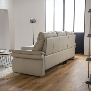 背面までこだわって美しくデザインしているため、お部屋の中央にレイアウトすることもできます。 #FLT05 シフォンベージュ（ファインレザーテックス） #左カウチ