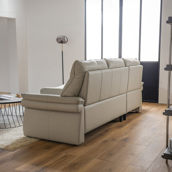 背面までこだわって美しくデザインしているため、お部屋の中央にレイアウトすることもできます。 #FLT05 シフォンベージュ（ファインレザーテックス） #左カウチ