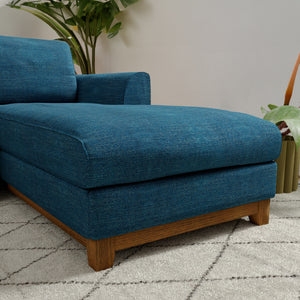 脚を伸ばしてくつろげる贅沢なカウチタイプ。長時間でも快適にお座りいただけます。 #A44 スカイ（ファブリックAランク）