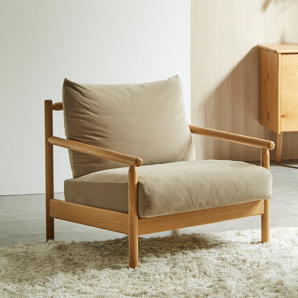 シンプルながら個性のあるデザインで、暮らしの中に心地よい余白をつくります。 #Y81 ルーケホワイト（ファブリックAランク）