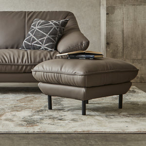 しっかりとしたボリュームのある贅沢な座り心地で、くつろぎの時間をお楽しみいただけます。 #SILT24 スレートグレー（シルキーレザーテックス）