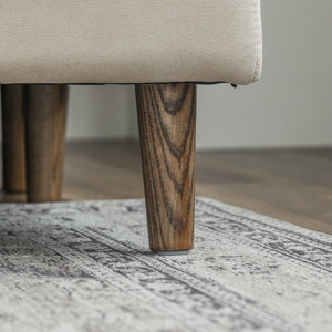 脚には天然木を使用しており、優しい色合いとナチュラルな木目がソファの印象を柔らかくしてくれます。 #PLT111 プラチナグレー（プライムレザーテックス）