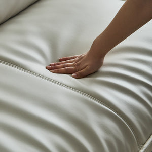 スモールフェザーと高密度ウレタンを使用することで、しなやかで優しく包み込まれるような座り心地。 #SILT22 フロスホワイト（シルキーレザーテックス） #左カウチ