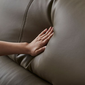 背クッションにはシリコンフィルを使用し、程よい硬さになっています。 #PLT113 モードグレー（プライムレザーテックス）