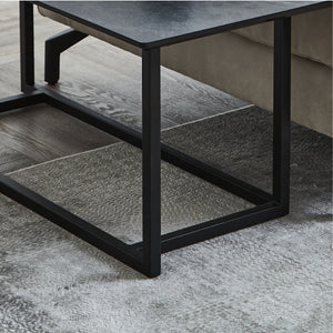 シンプルながらも特徴的なブラックアイアンの脚。様々な空間に馴染みやすく、モダンな印象を与えます。 #ブラックストーン