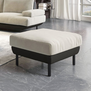 異素材ツートン張りのイタリアモダンなデザイン。座面下の船底のような形状が洗練された印象を与えます。 #PLT111 プラチナグレー×ET82 ロイヤルブラック（プライムレザーテックス）