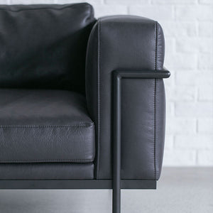 すっきりとした印象のスチールフレーム。 #アッシュブラック（スーパーレザーテックス）