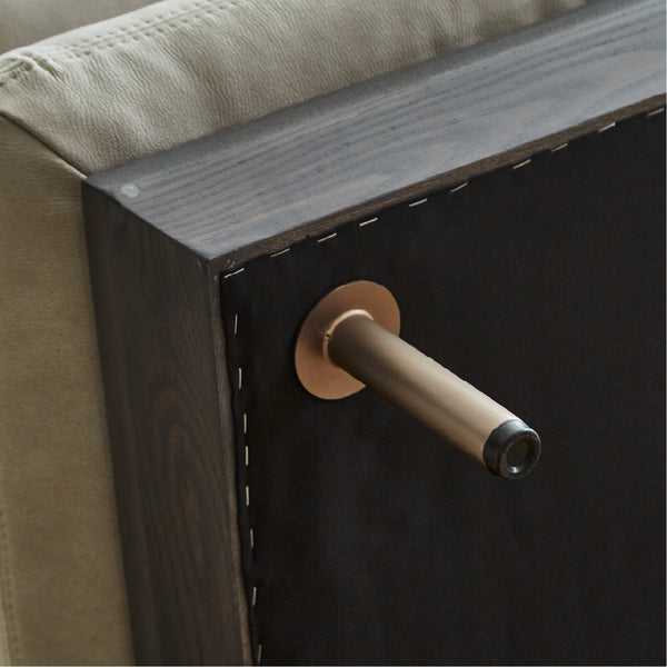 シャープな脚がソファ全体を引き締め、モダンな雰囲気を演出します。 #Default Title