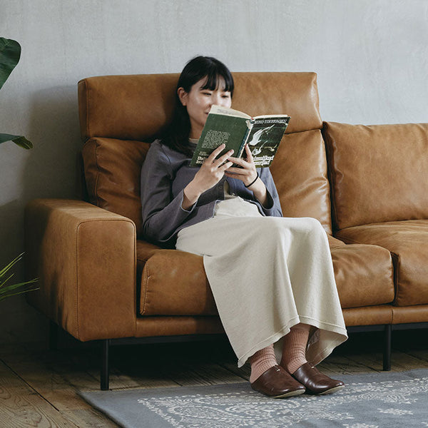 女性はクッションなどを使用すると、沈みすぎず心地よい座り心地に。 #オーカーブラウン（スーパーレザーテックス）