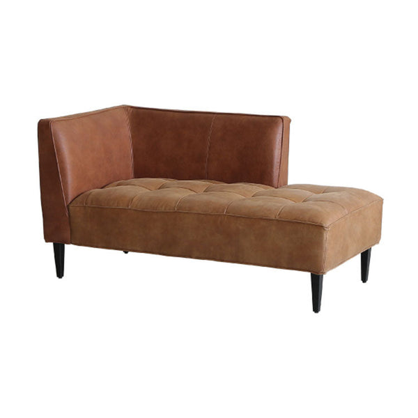 ソファに座って右側に肘が付いています。 #ブラウン