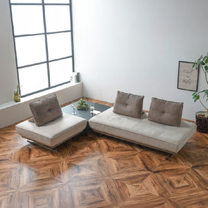 様々なアイテムを組み合わせることで自由にくつろぐことができる、フリースタイルソファ「アルフレード」。 #PLT111 プラチナグレー×PLT112 ヨーロピアングレー（プライムレザーテックス）