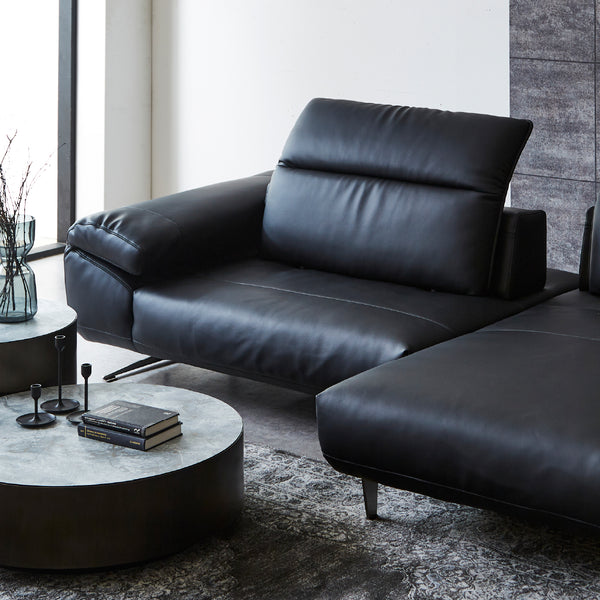 形が変形する特徴的な背とアームレスト。 #LT01 キャメル（レザーテックス アニリン）