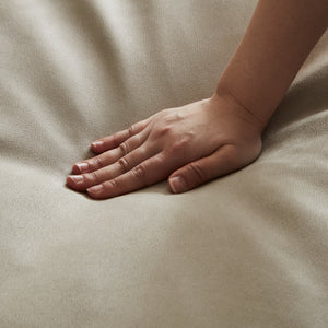 張地は当社オリジナルのレザーテックスシリーズ生地を採用。心地のよい肌触りと上品な質感が特徴です。 #PLT111 プラチナグレー（プライムレザーテックス）