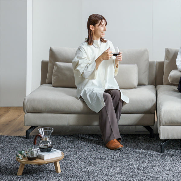 背もたれにはスモールフェザー、座面には高密度ウレタンフォームを使用。 #PLT111 プラチナグレー（プライムレザーテックス）