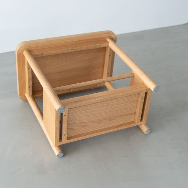 中棚付きで、リビングやソファ周りの小物置きとしても便利。 使い勝手と美しさを兼ね備えた、日常に寄り添う一台です。 #オーク