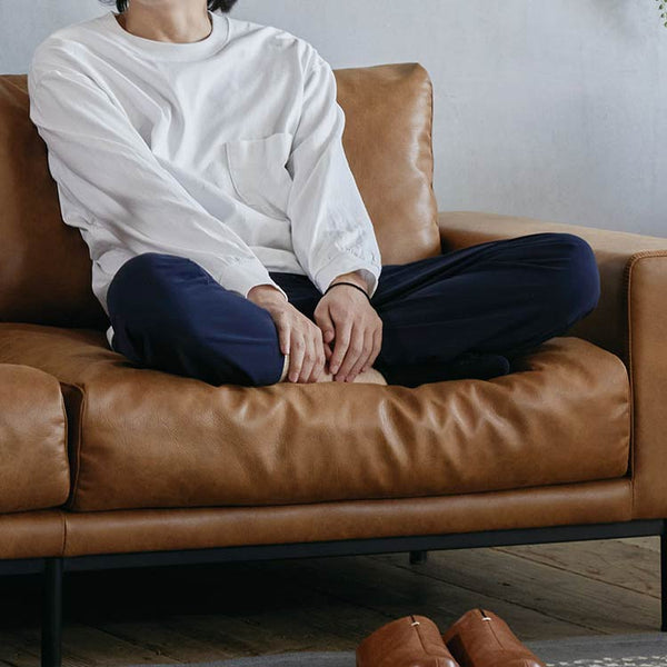 あぐらをかく事もできる、広々とした奥行の座面。 #オーカーブラウン（スーパーレザーテックス）