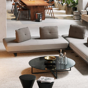 背クッションが置き型式なので、ソファの形や向きに縛られません。※背クッションは別売り #PLT111 プラチナグレー×PLT112 ヨーロピアングレー（プライムレザーテックス）