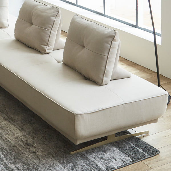 革のような高級感と、季節を問わない快適さを両立しており、夏も冬も心地よく使える素材です。 #Default Title