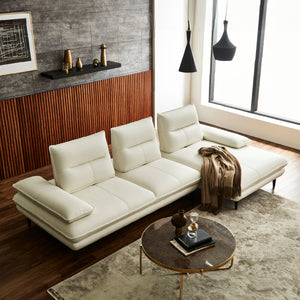 広めの座面を設けたカウチスタイルでくつろぎをプラス。。 #SILT21 スノーホワイト（シルキーレザーテックス） #右カウチ