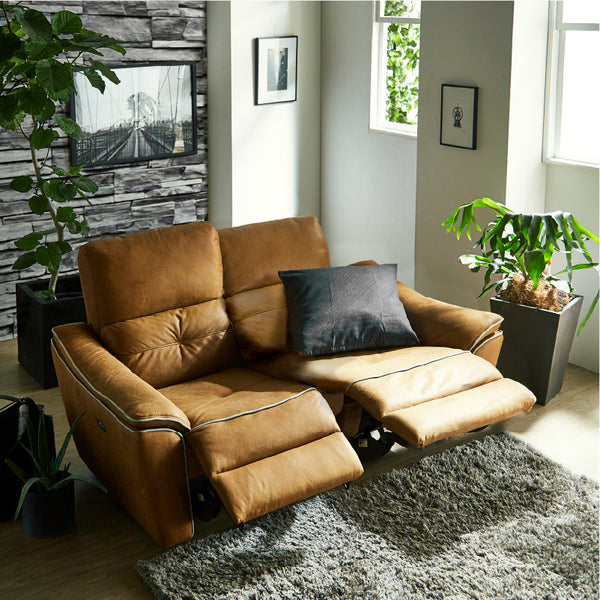 横幅が142cmとコンパクトな設計なので、搬入間口の狭い２階や書斎などにもおすすめです。 #LT01 キャメル（レザーテックス アニリン）