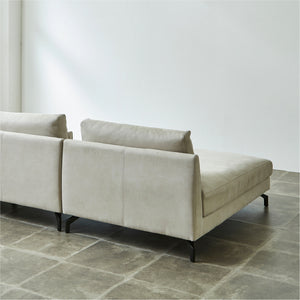 背面までこだわった美しいデザインは、お部屋の中央に置いても圧迫感を与えません。 #LT01 キャメル（レザーテックス アニリン）