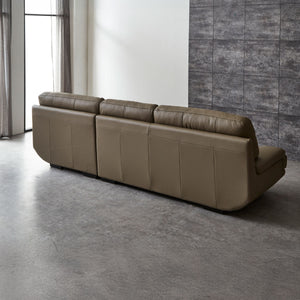 背面のデザインにもこだわり、お部屋の中心でも違和感なく置ける美しい仕上がりになっています。 #PLT113 モードグレー（プライムレザーテックス）