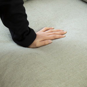 座面には高密度ウレタンフォームとシリコンフィルを使用し、しなやかな座り心地。 #A41 カスタード（ファブリックAランク）