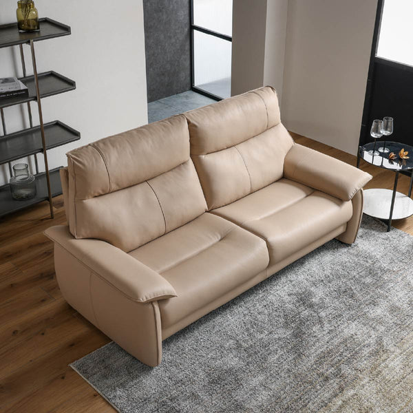 座り心地を追求した上質なリラックス感と、伝統的で重厚感のあるドイツデザインを両立したソファ。 #PLT112ヨーロピアングレー