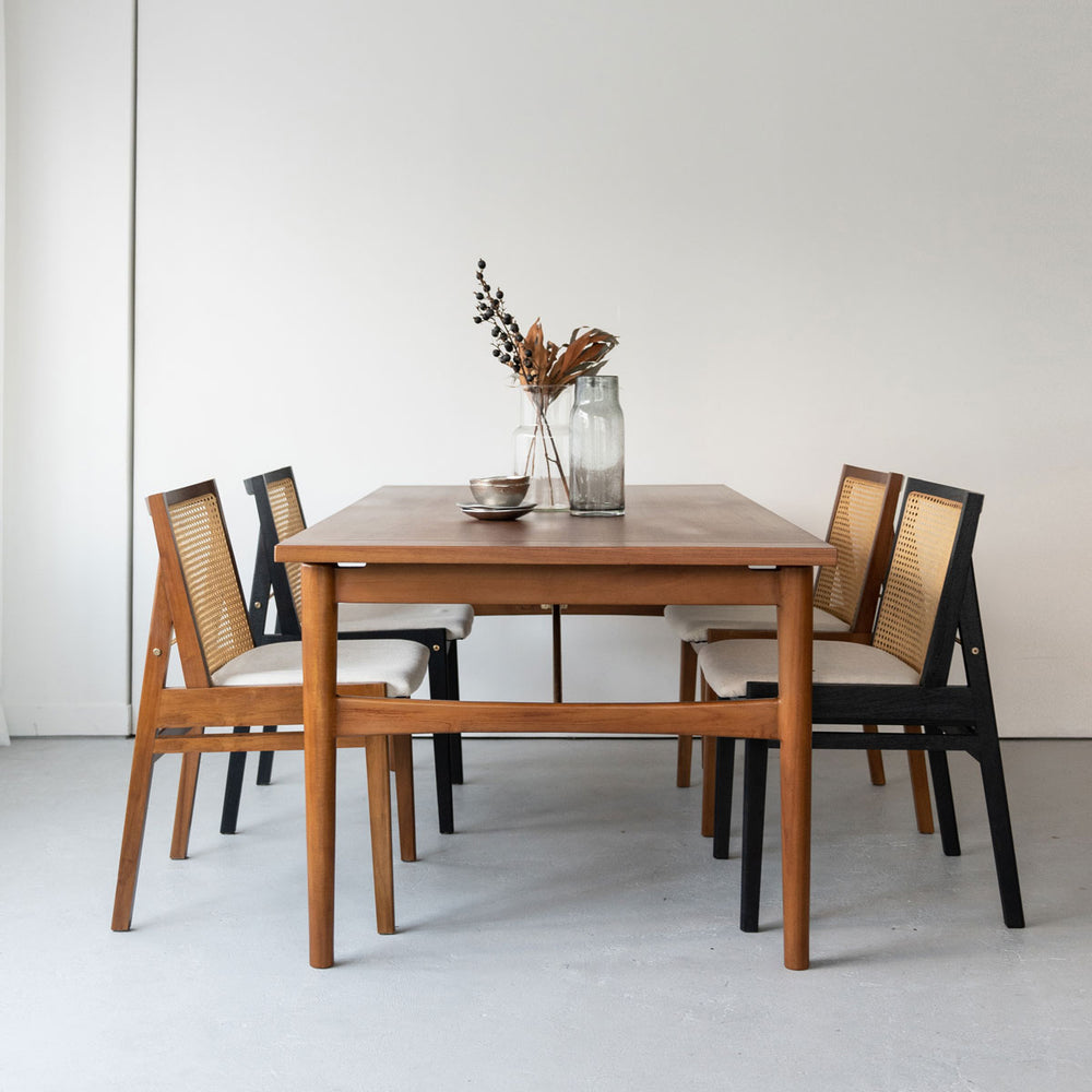 スケイブ ダイニングテーブル