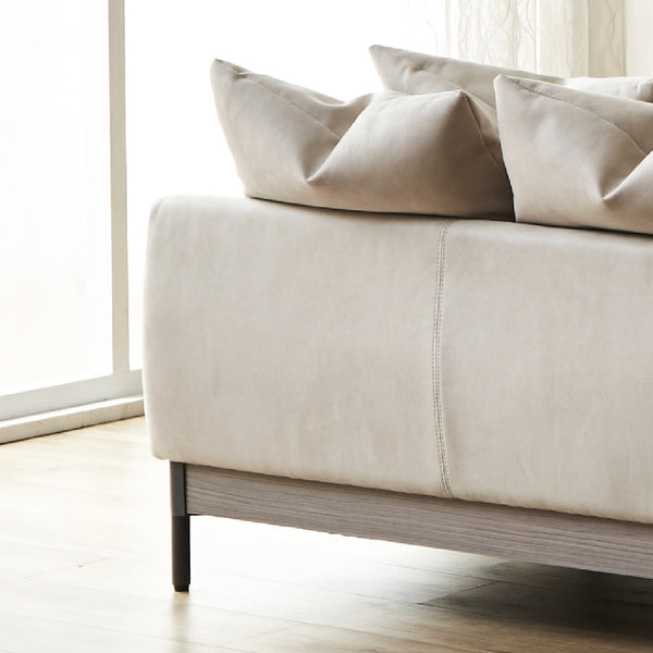 背面から見ても美しい佇まい。 #PLT111 プラチナグレー（プライムレザーテックス）