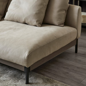 広めに設計した座面が、自由なくつろぎ時間をかなえます。 #PLT111 プラチナグレー（プライムレザーテックス）