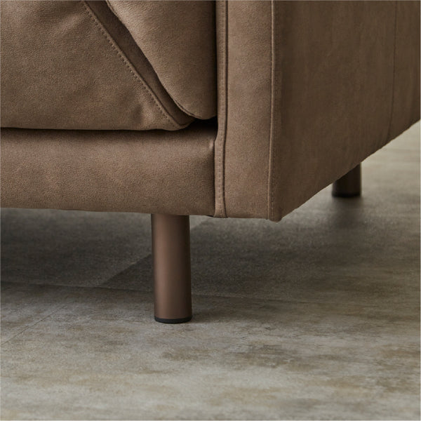 脚まわりの抜け感など、どこからみても美しく感じられるよう、細部まで丁寧に整えています。 #PLT112 ヨーロピアングレー（プライムレザーテックス）