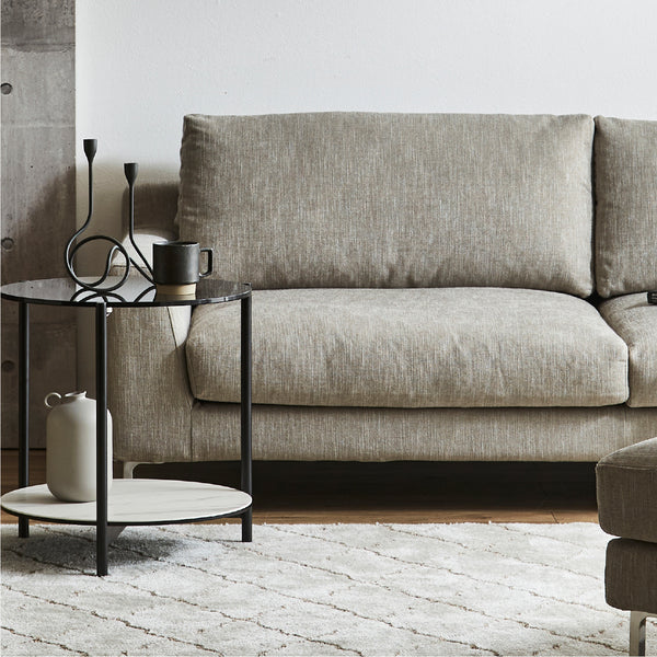 座面には高密度ウレタンフォームを使用し、やさしく包み込まれるような座り心地に仕上げました。 #A41 カスタード（ファブリックAランク）