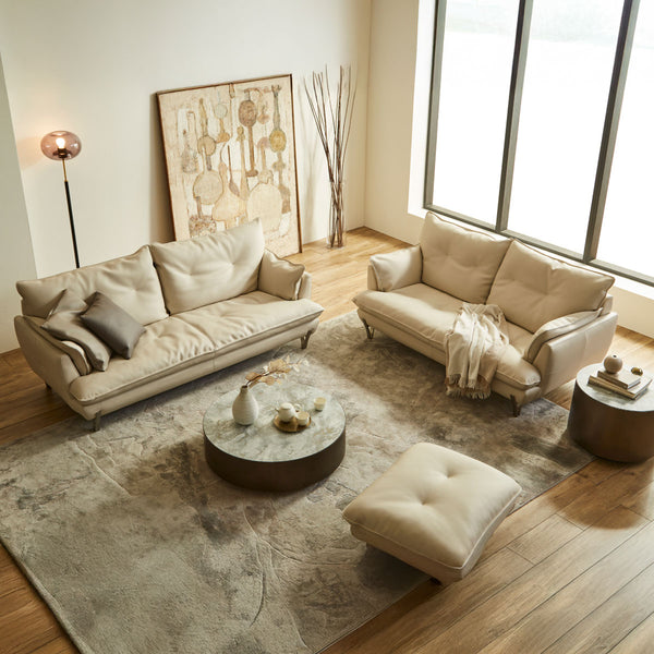 シリーズで揃えることで、ゆったりとまとまりのある上質な空間が生まれます。 #SILT22 フロスホワイト（シルキーレザーテックス）