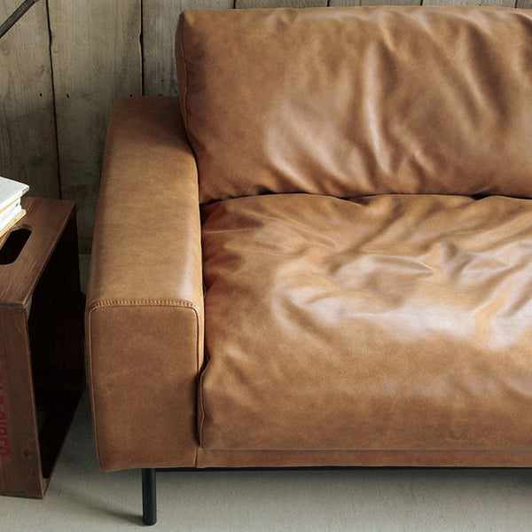 柔らかいフェザーをたっぷり使用し、くたっと沈み込むこだわりの座り心地。 #オーカーブラウン（スーパーレザーテックス）