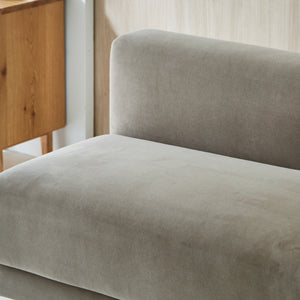 やわらかなグレージュの色合いは、<br>どんなお部屋にも 自然に溶け込み、心地よい空間を演出。 #Default Title