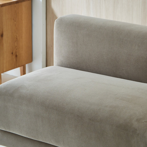 やわらかなグレージュの色合いは、<br>どんなお部屋にも 自然に溶け込み、心地よい空間を演出。 #Default Title