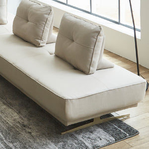 革のような高級感と、季節を問わない快適さを両立しており、夏も冬も心地よく使える素材です。 #Default Title