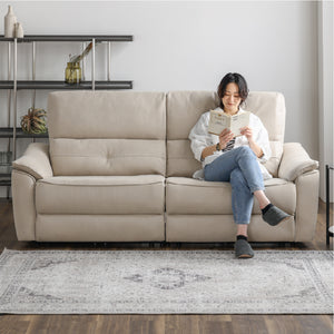 ３シートのソファと比べて、１シート辺り75cmと幅広設計。ゆっくりとお座りいただけます。 #PLT111 プラチナグレー（プライムレザーテックス）