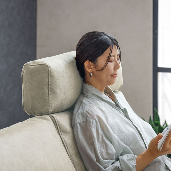 ヘッドレストを使うことで頭から太ももまで支える面積が広がり、長時間座っても身体が痛くなりにくいです。 #PLT111 プラチナグレー（プライムレザーテックス）