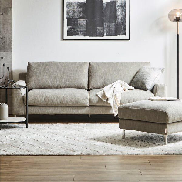 十分な座面の広さがありながらも、圧迫感を感じさせないローワイドなデザイン。 #A41 カスタード（ファブリックAランク）