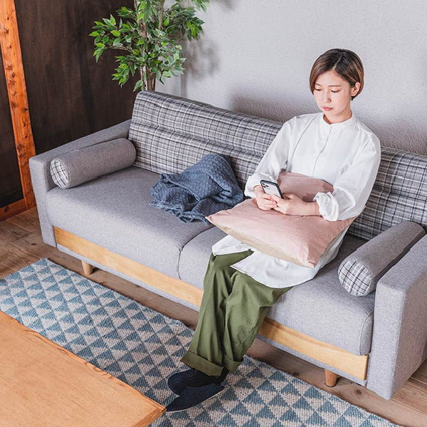 背当てにも枕にも使用できるソファと同柄のクッション2個付き #グレー