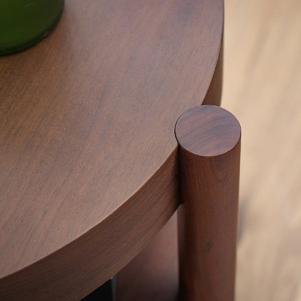 丸脚と天板が接している部分はすべて丸型に削り込みを施しています。 また天板の厚さを6㎝設けており、丈夫さも確保しています。 #ウォールナット