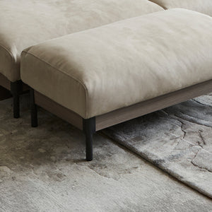 木目調のメラミンがアクセントの、洗練されたデザイン。 #PLT111 プラチナグレー（プライムレザーテックス）