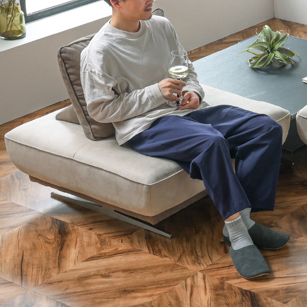 革のような高級感と、季節を問わない快適さを両立しており、夏も冬も心地よく使える素材です。 #PLT111 プラチナグレー（プライムレザーテックス） #ロータイプ